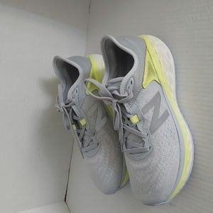 New Balance Frresh Foam Shoes Women's Size 7.5 color Grey & Light Green